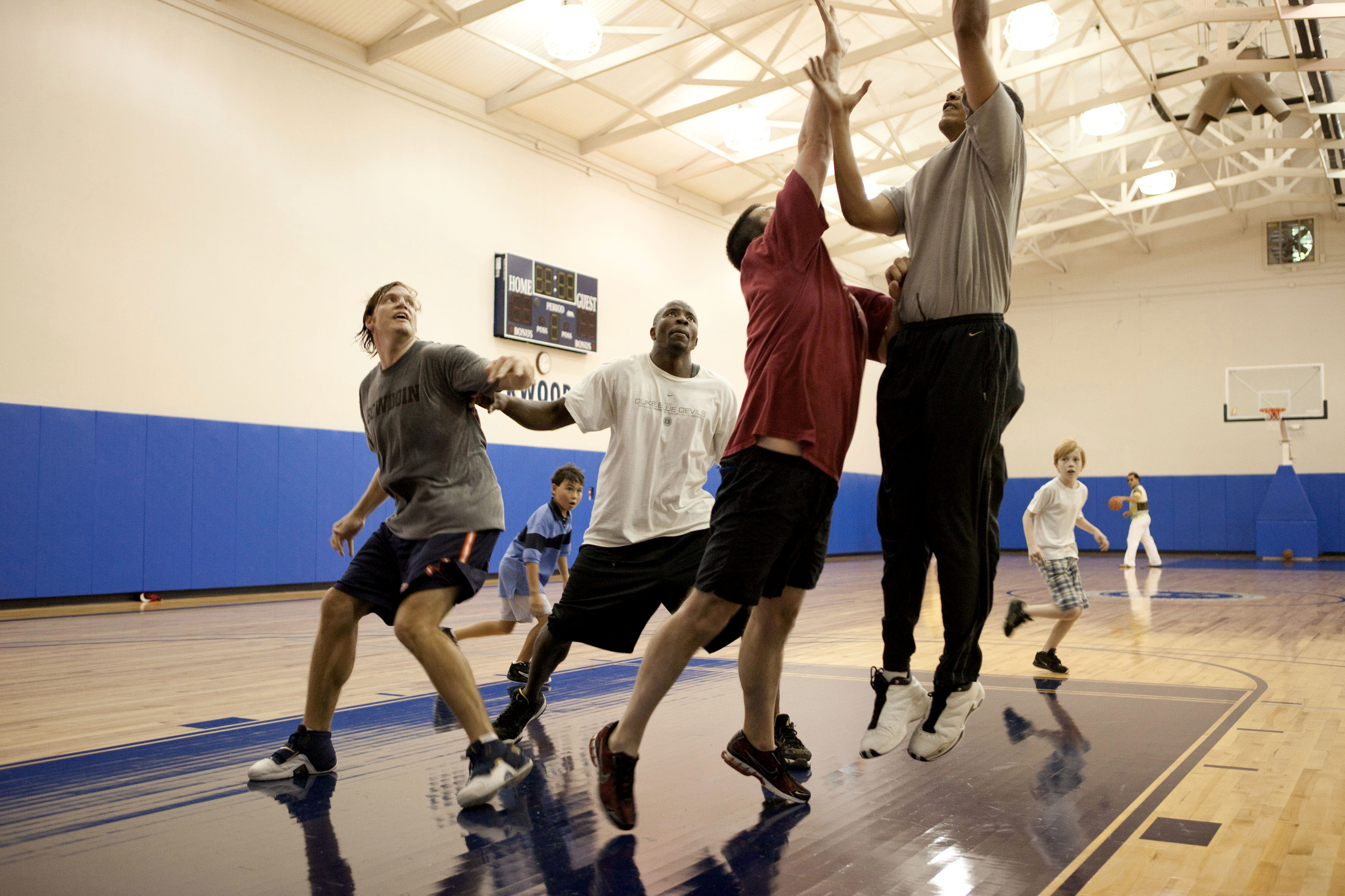 Barack_Obama_playing_basketball_in_Camp_David